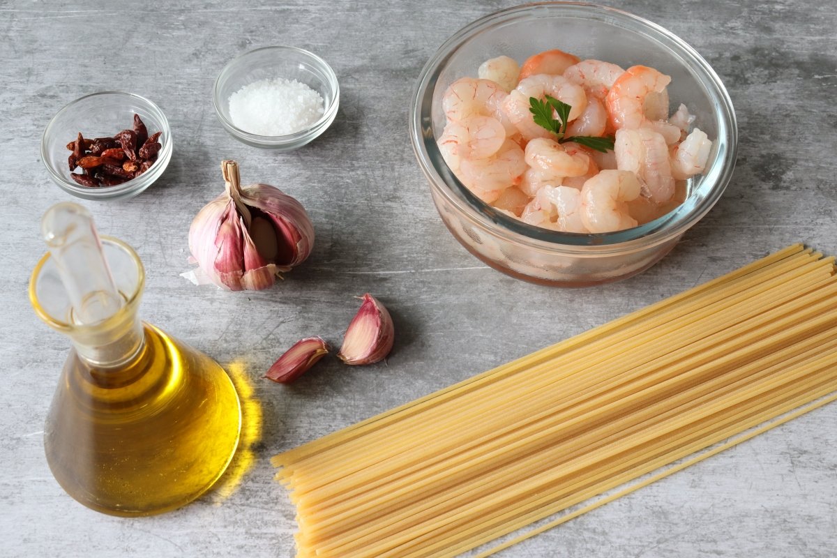 Los ingredientes de los Espaguetis con gambas al ajillo