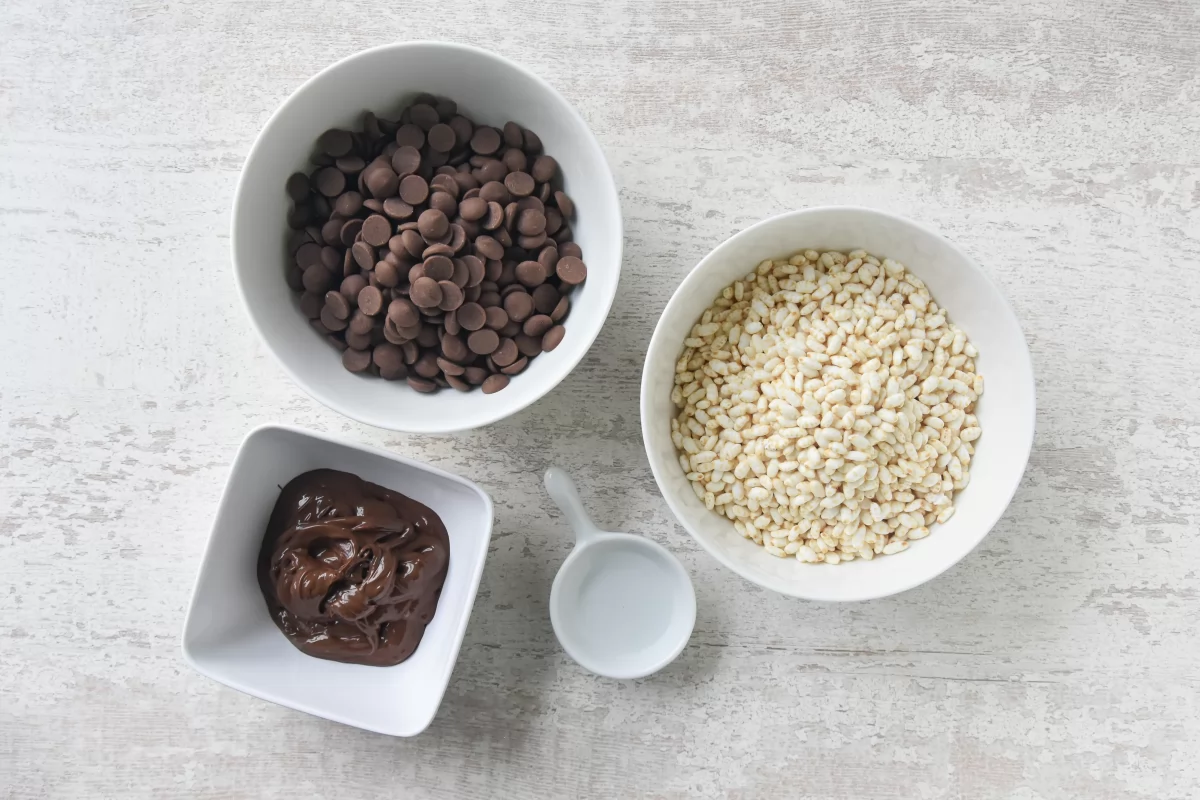 Los ingredientes del turrón de chocolate echados en el molde