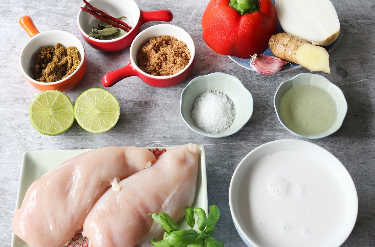 Los ingredientes para el curry verde de pollo