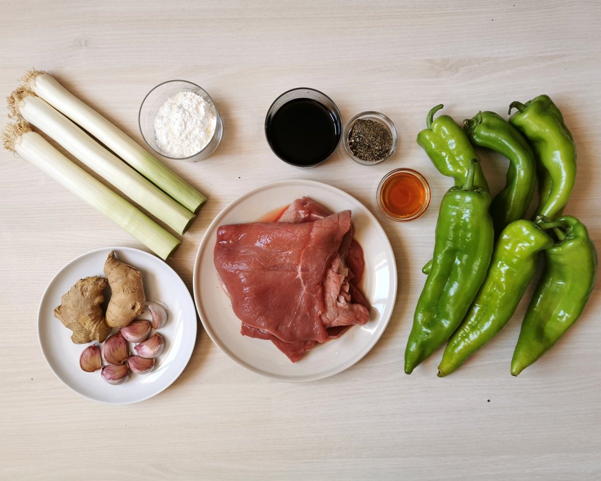 Los ingredientes para el stir-fry de ternera y pimientos verdes