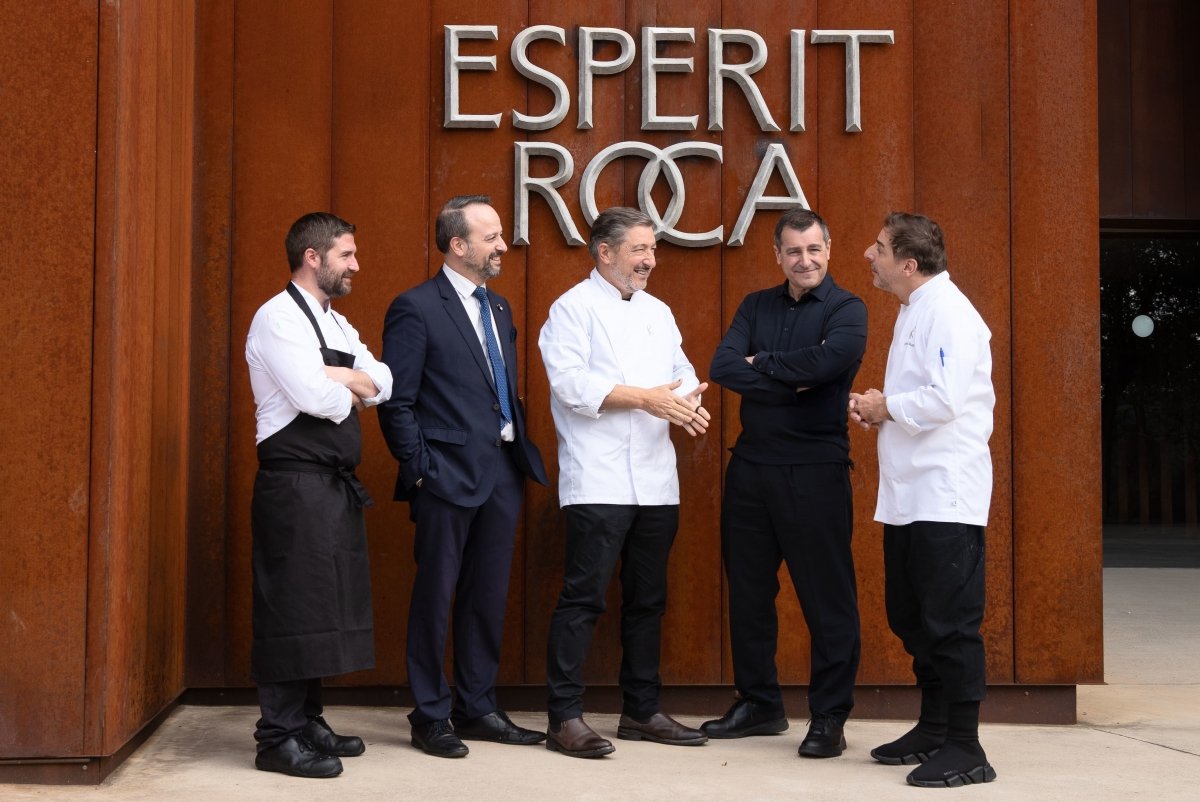 Los Roca en la entrada del restaurante Esperit Roca