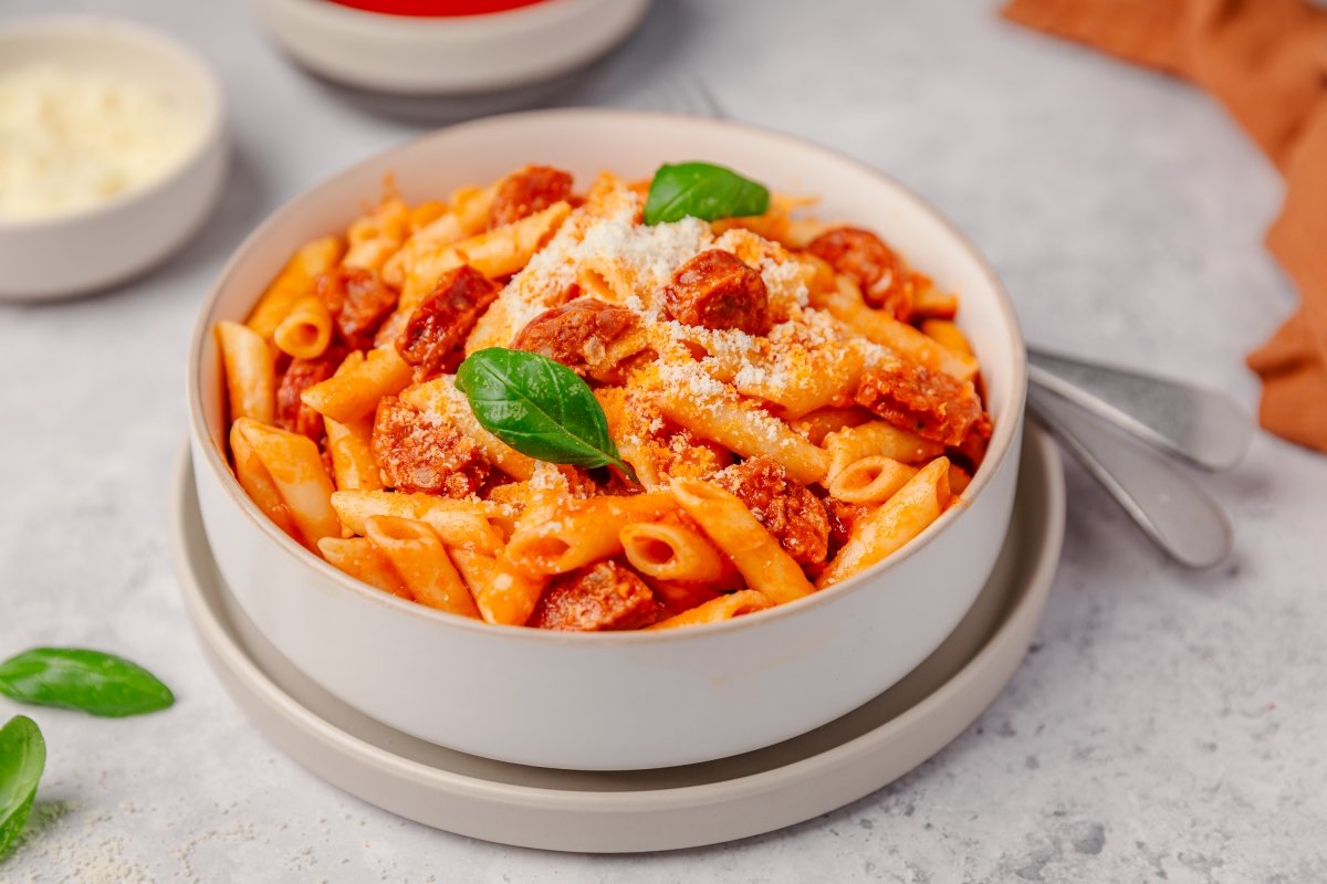 Macarrones con chorizo en Thermomix servidos