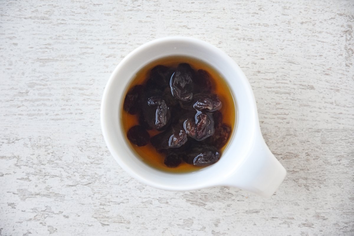 Maceramos las pasas en ron