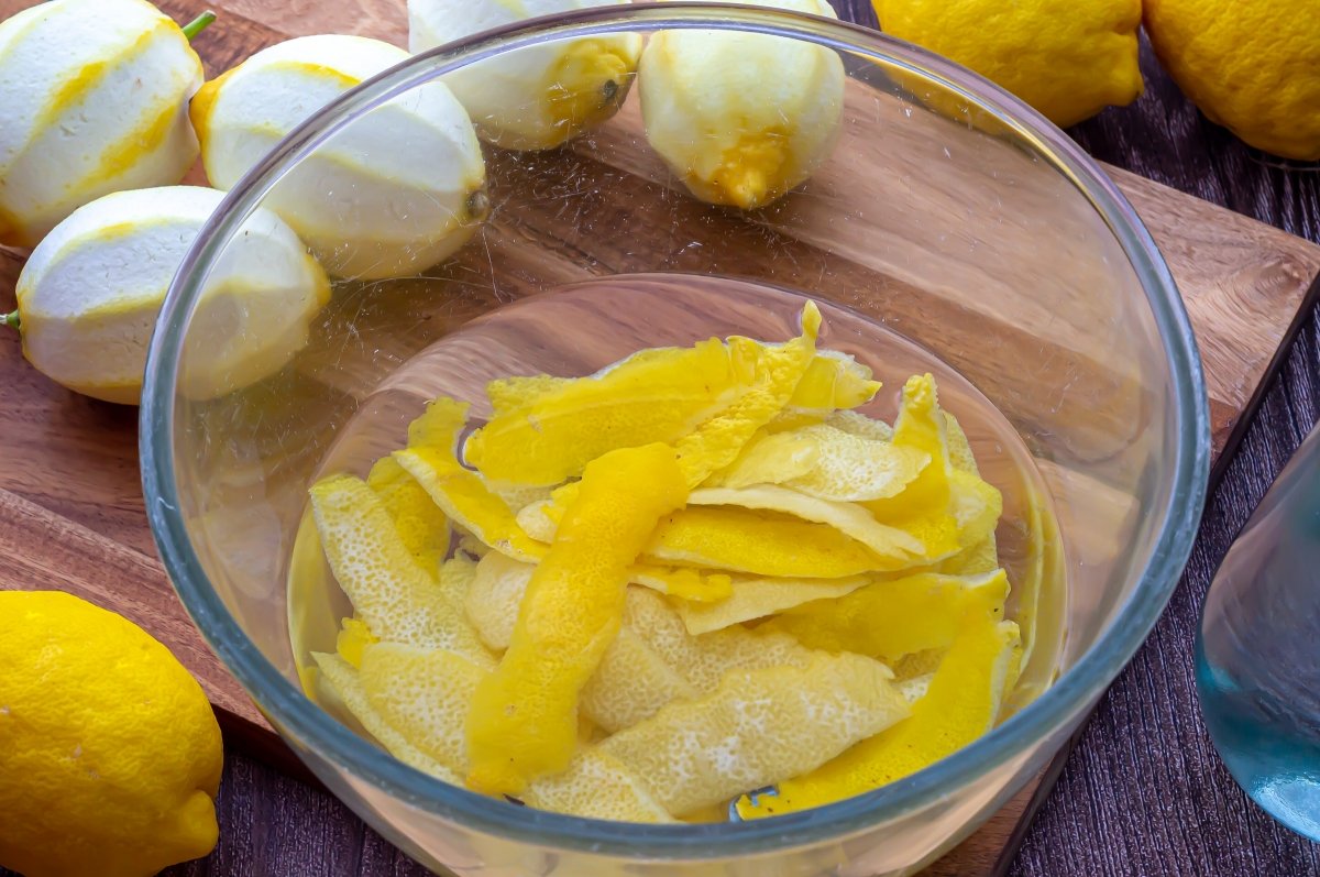 Macerar las cáscaras de limón en alcohol