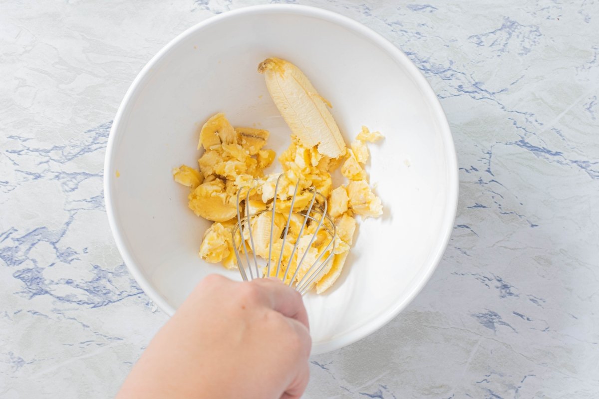 Machacamos el plátano de las tortitas de plátano