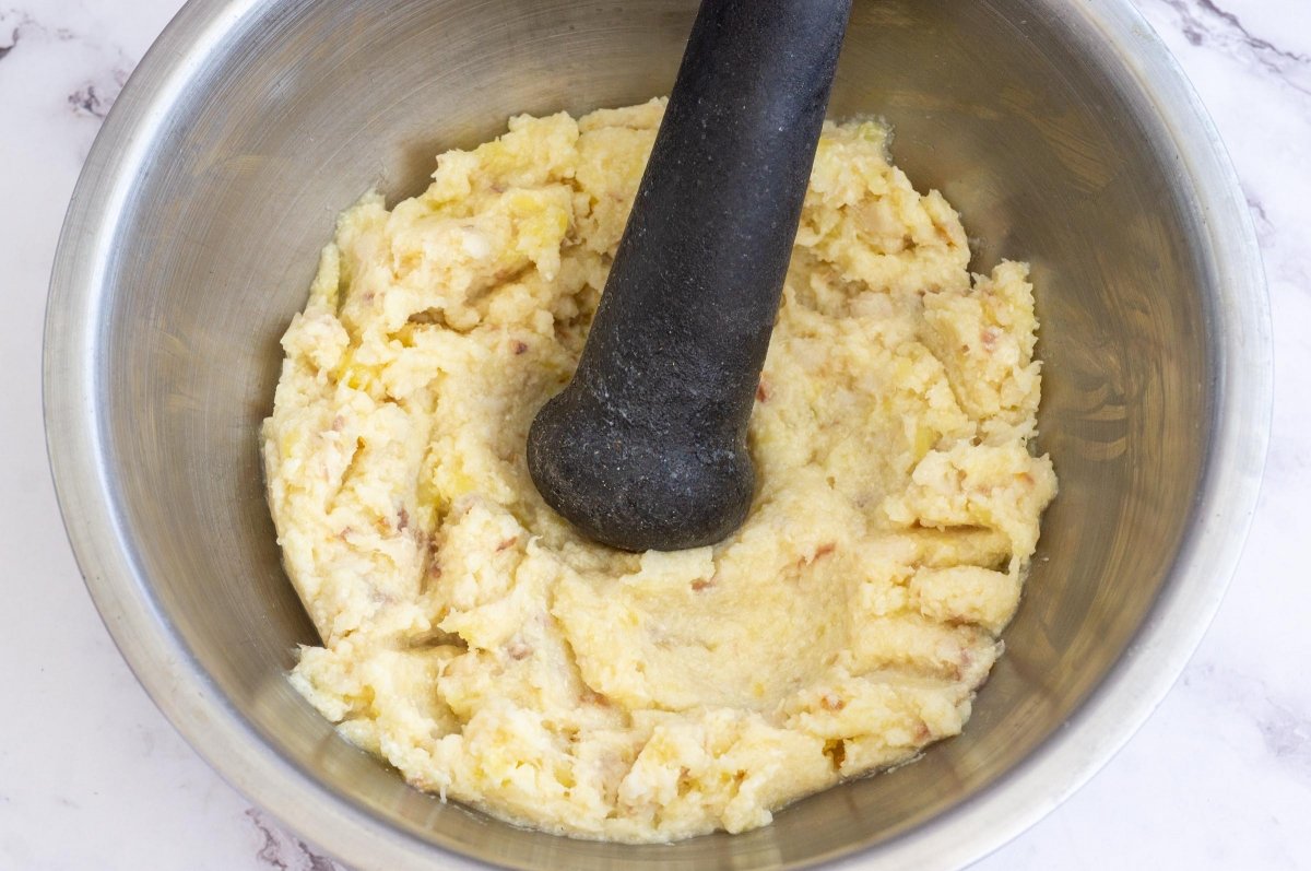 Machacar la merluza y la patata para la brandada