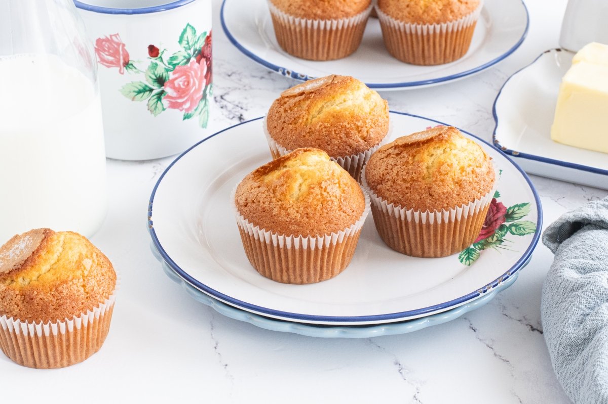 Magdalenas de mantequilla en el plato