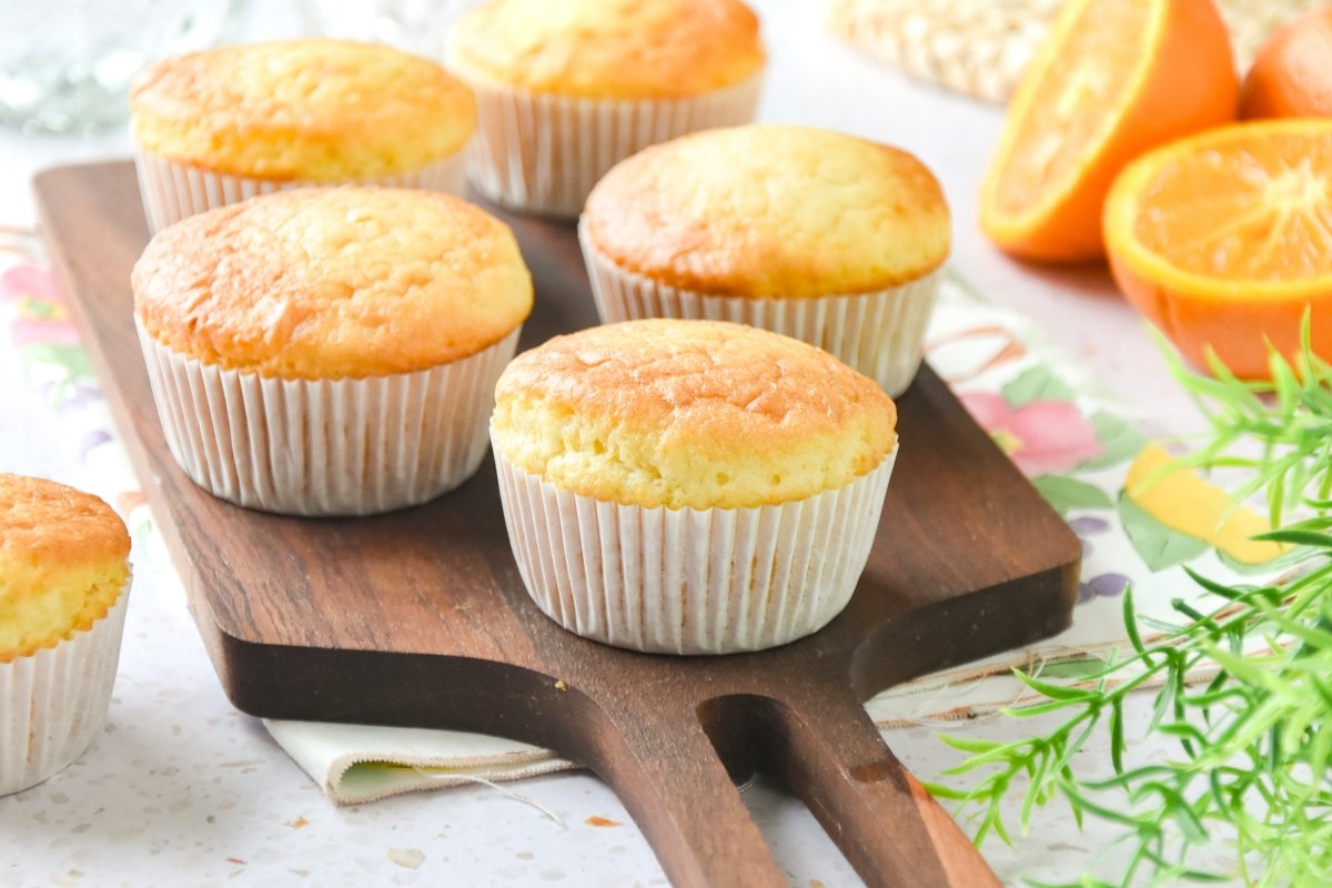 Magdalenas de naranja listas para comer