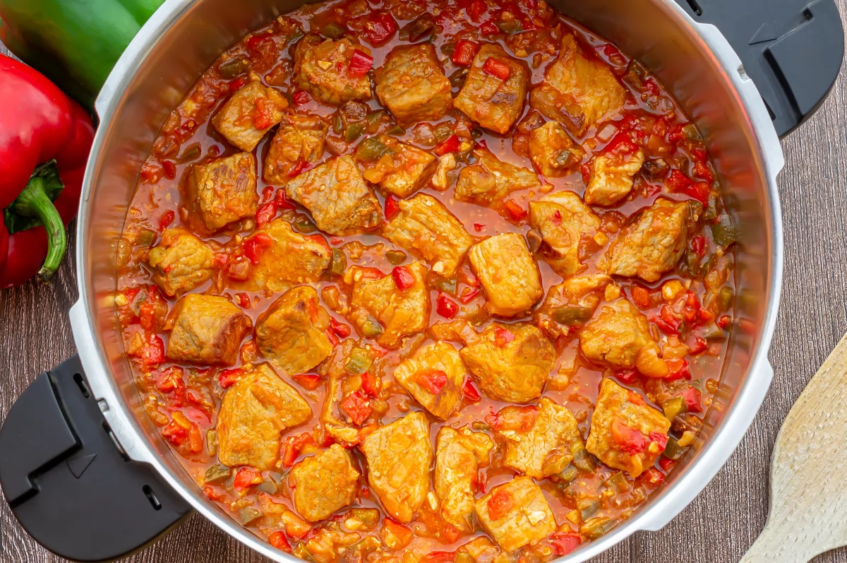 Magro de cerdo al chilindrón 1 Magro de cerdo al chilindrón en reposo dentro de la olla