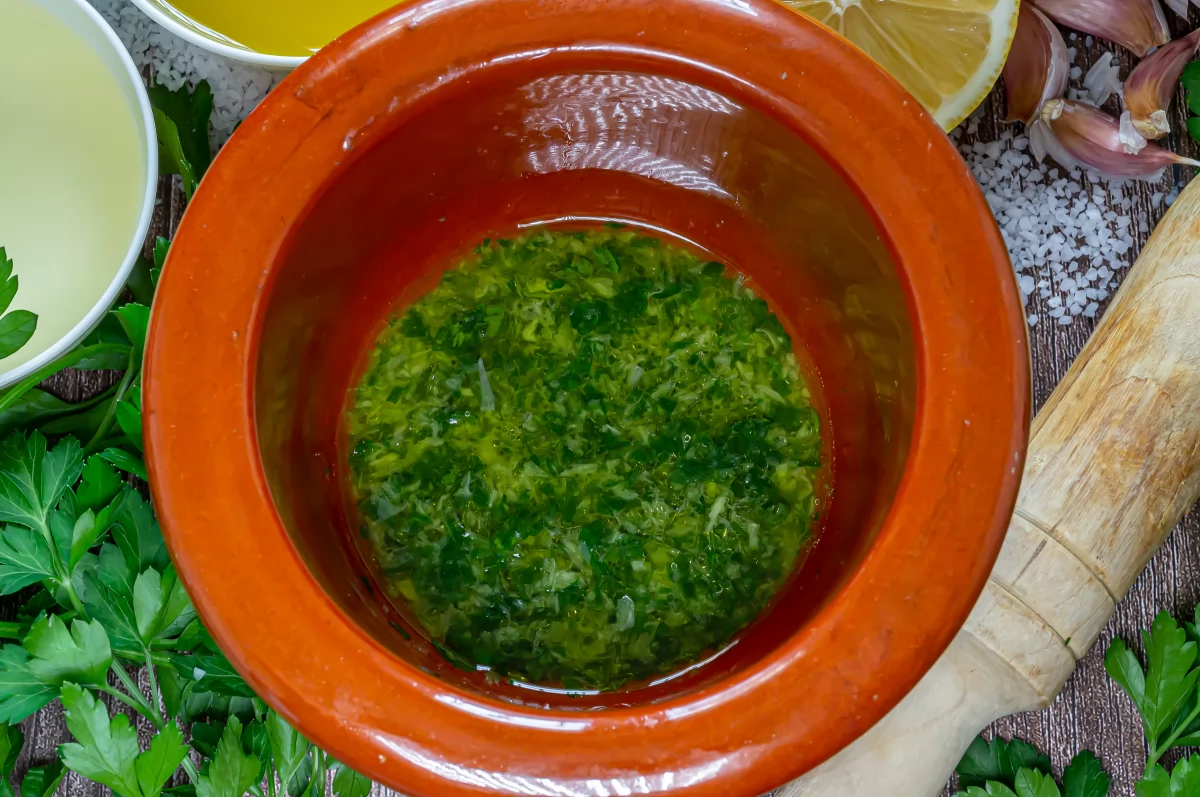 Preparación del majado de ajo y perejil