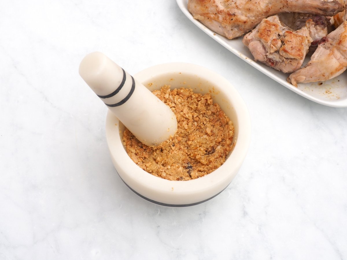 Majar las almendras con el pan