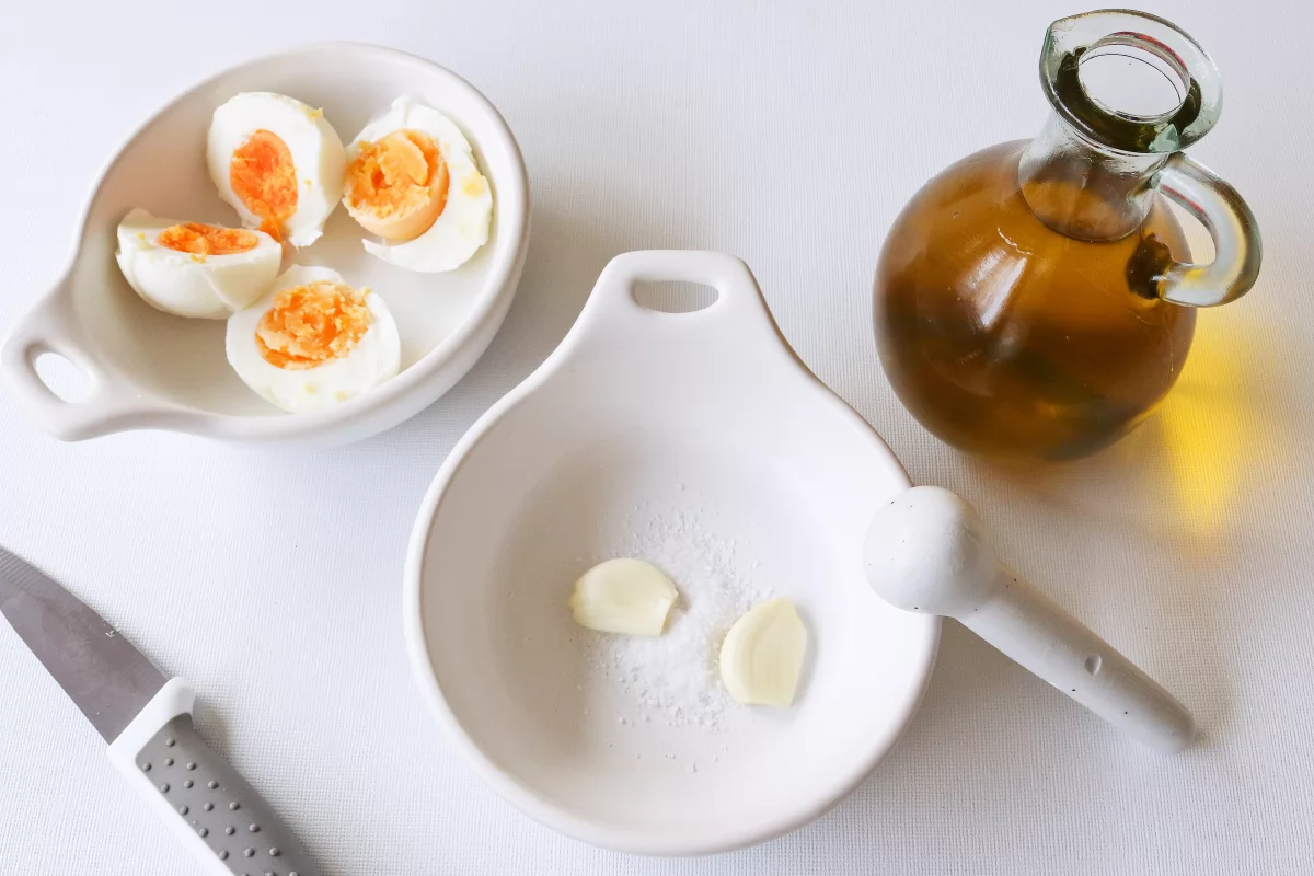 Majar los ajos, el pimiento y sal para la pipirrana *