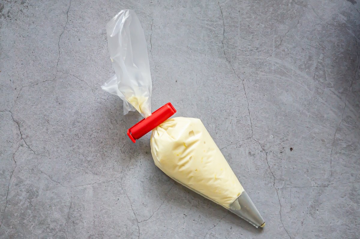Piping bag with the dough of patiences