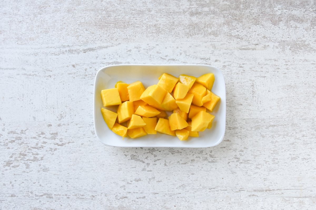 Mango cortado para preparar el lassi de mango