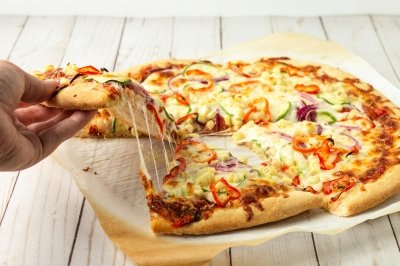 Cómo recalentar la pizza sin horno para que parezca recién hecha