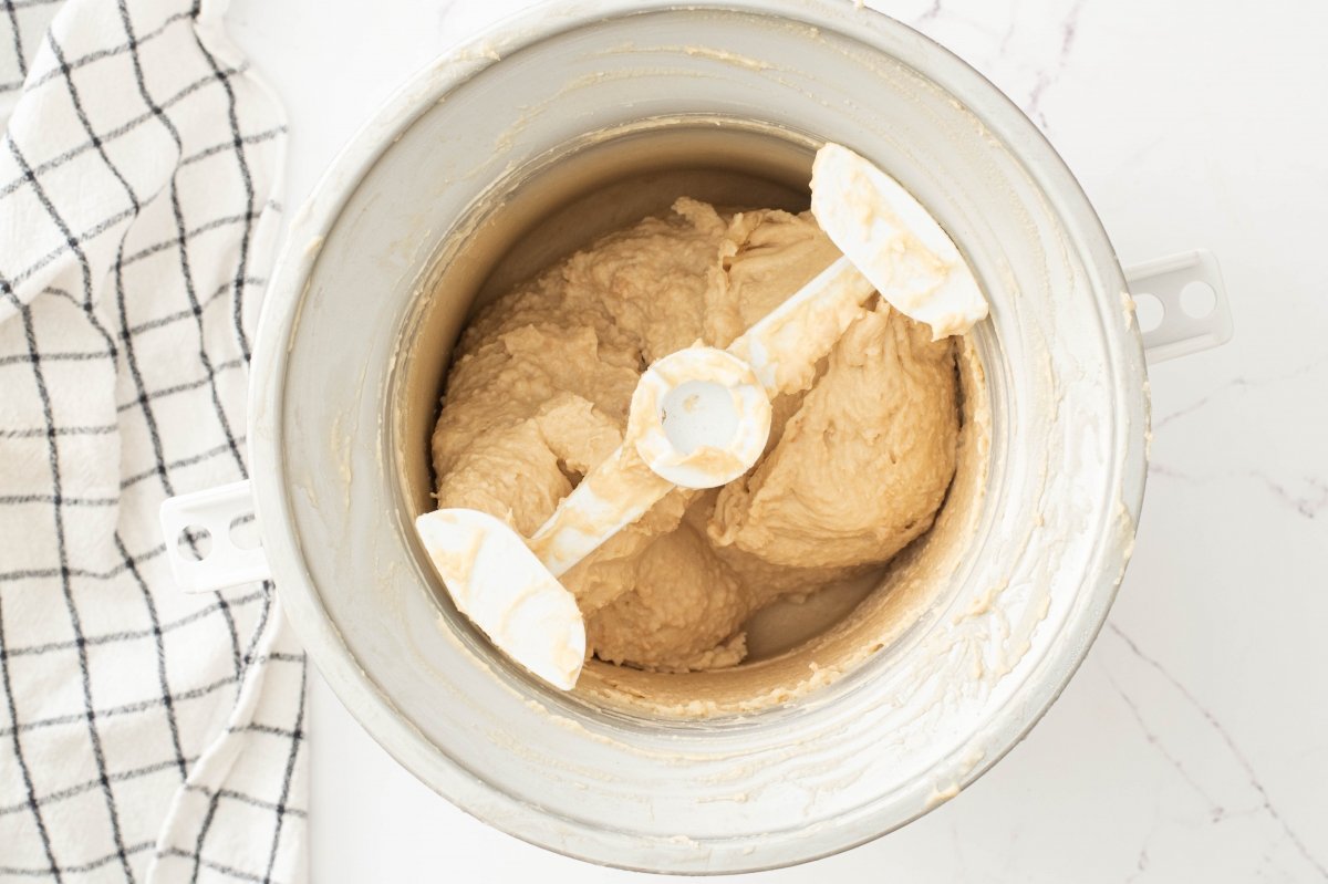 Mantecamos el helado de galletas maría