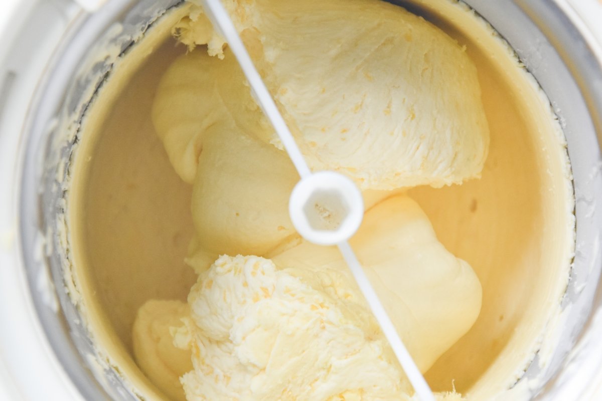 Mantecamos el helado de mango en la heladera