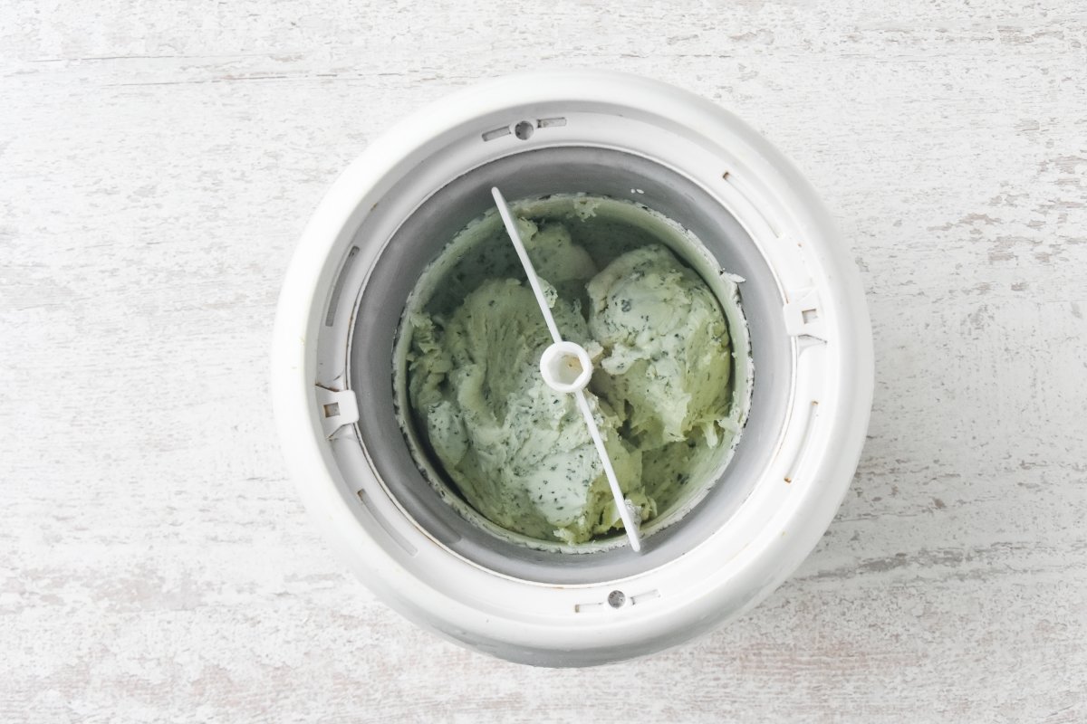 Mantecamos el helado de menta en la heladera