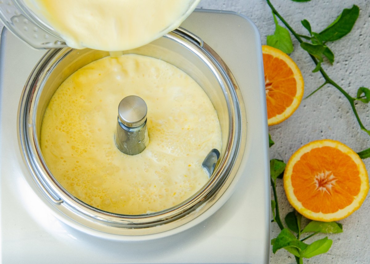 Mantecando el helado de naranja