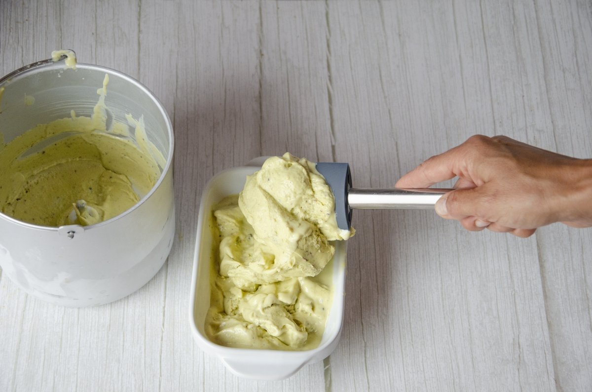 mantecando el helado de pistachos
