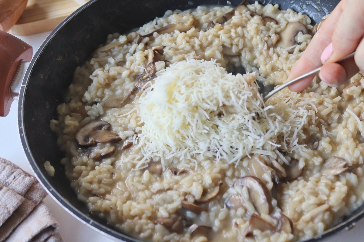 Mantecar el arroz con parmesano para el risotto de setas