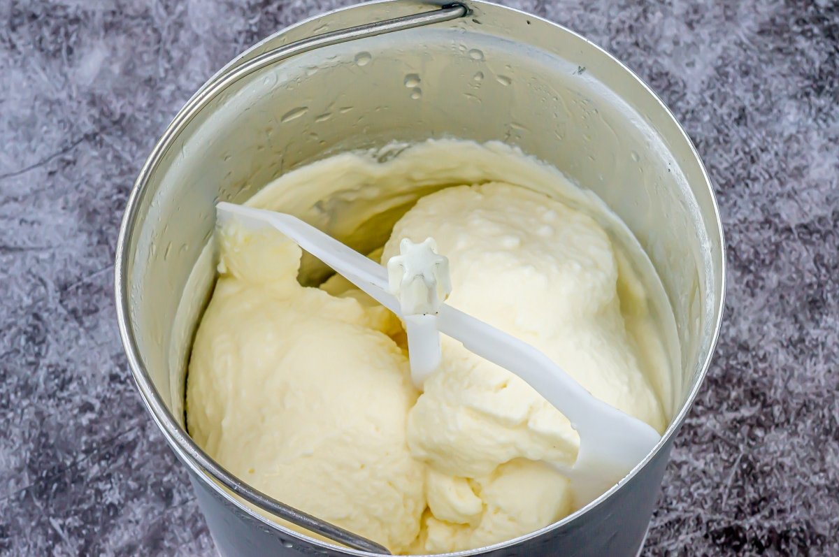 Mantecar el helado de nata en la heladera