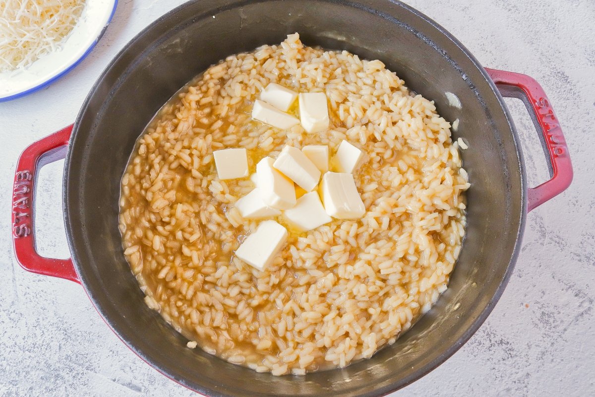 Mantecar el risotto a la parmesana con la mantequilla