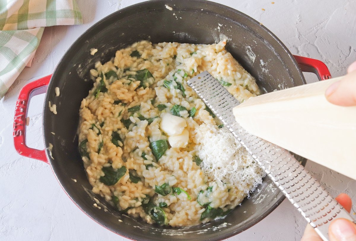 Mantecar el risotto de espinacas