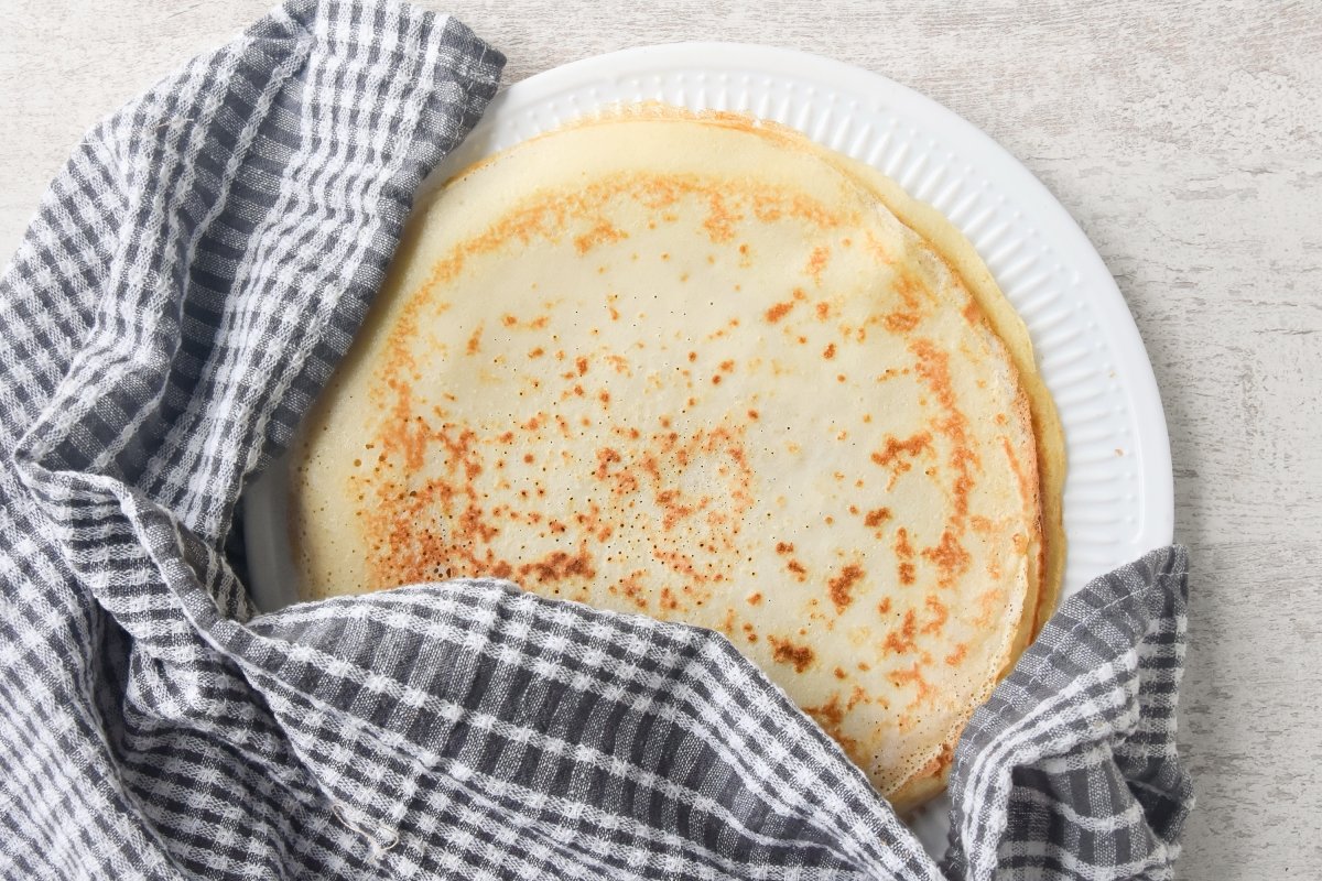 Mantenemos los crepes calientes tapándolos con un trapo