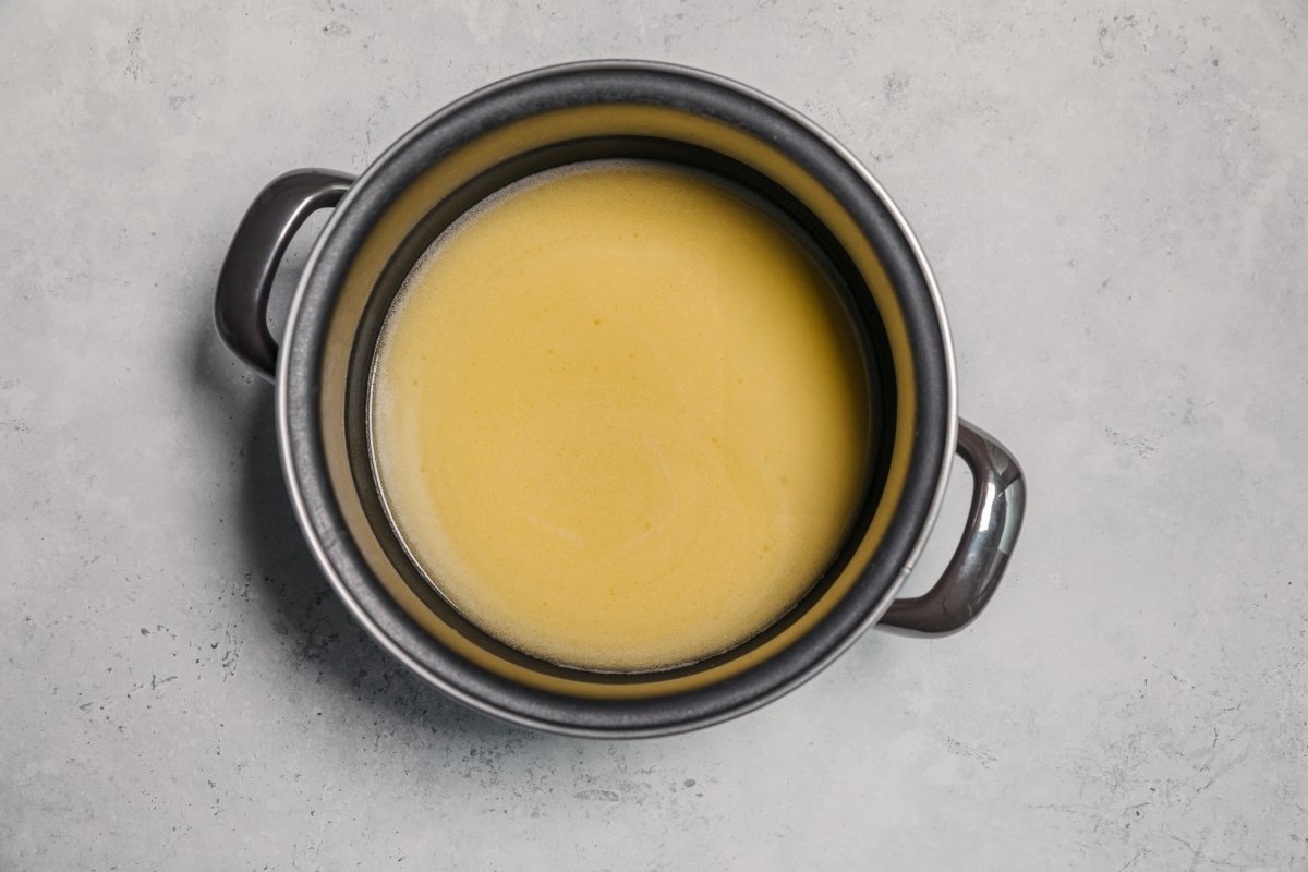 Mantequilla derretida para las quenelles