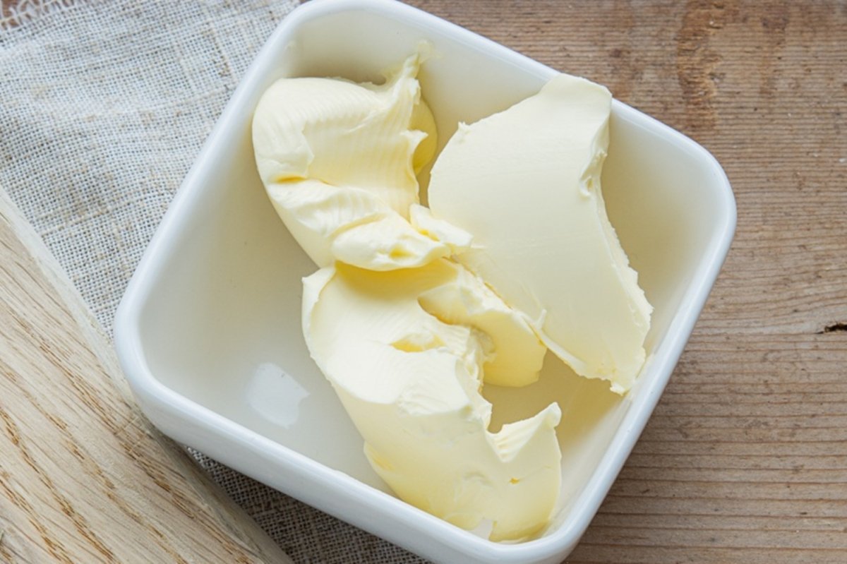 Mantequilla en un bol de cocina lista para comer