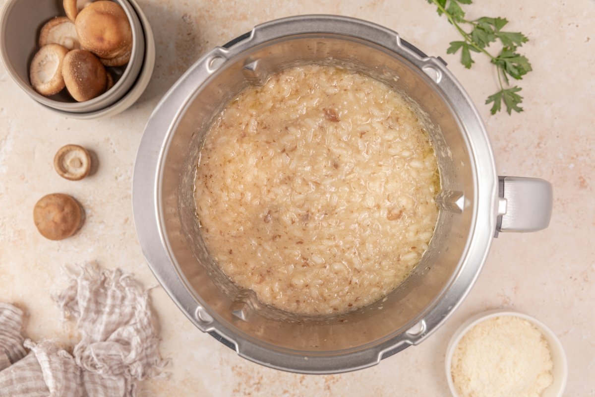 Mantequilla ncorporada al risotto de setas en Thermomix
