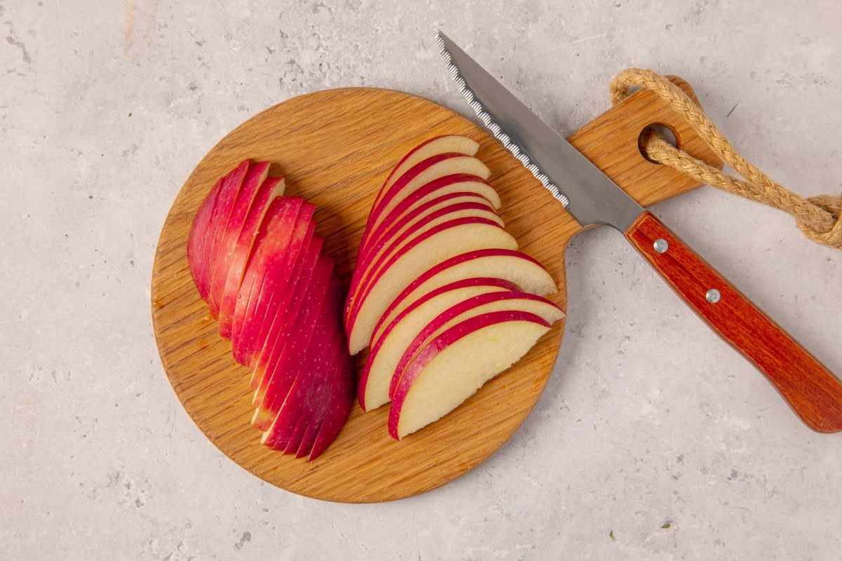 Manzana cortada para la ensalada de manzana