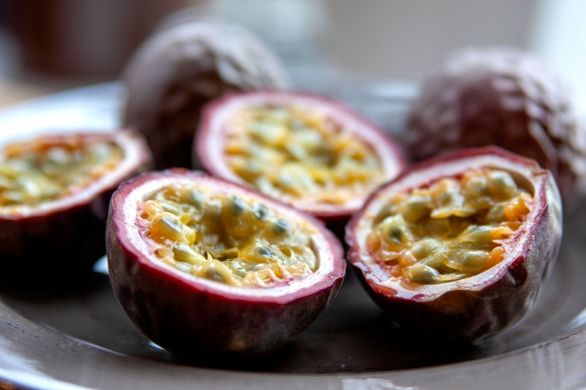 Maracuyá listo para comer con su pulpa a la vista