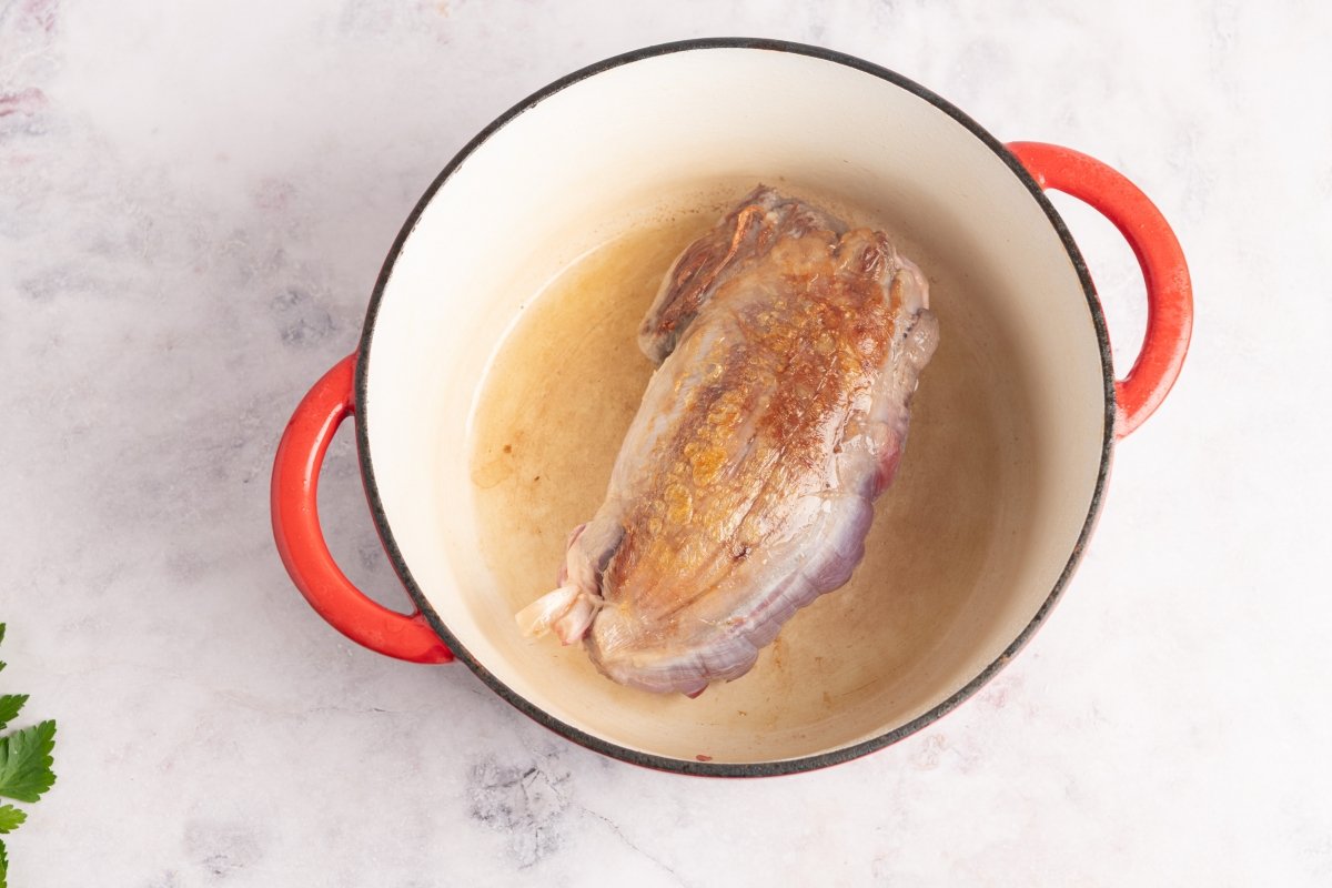 Marcando la carne para hacer jarrete de ternera guisado con patatas