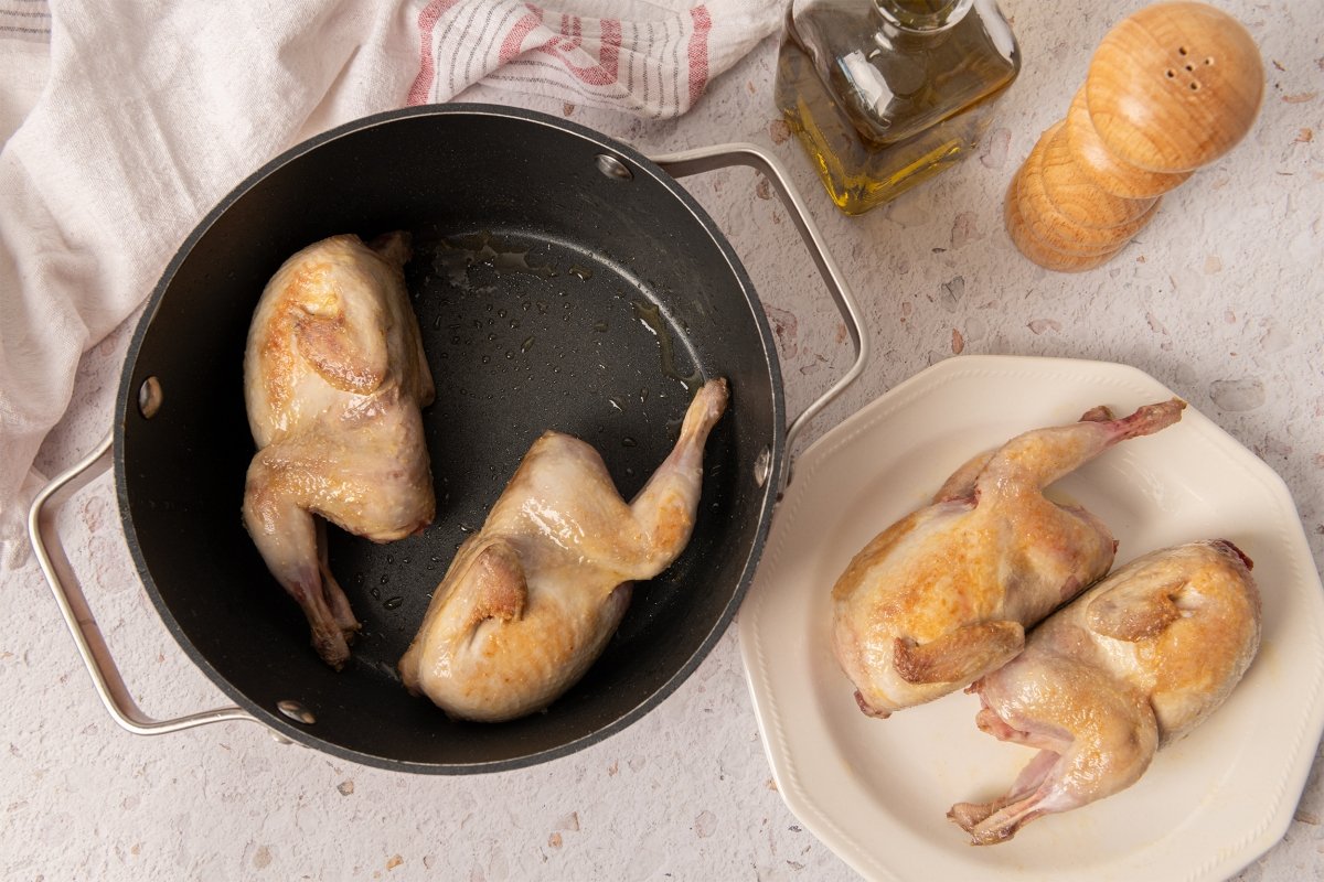 Marcando las codornices para hacer codorniz confitada