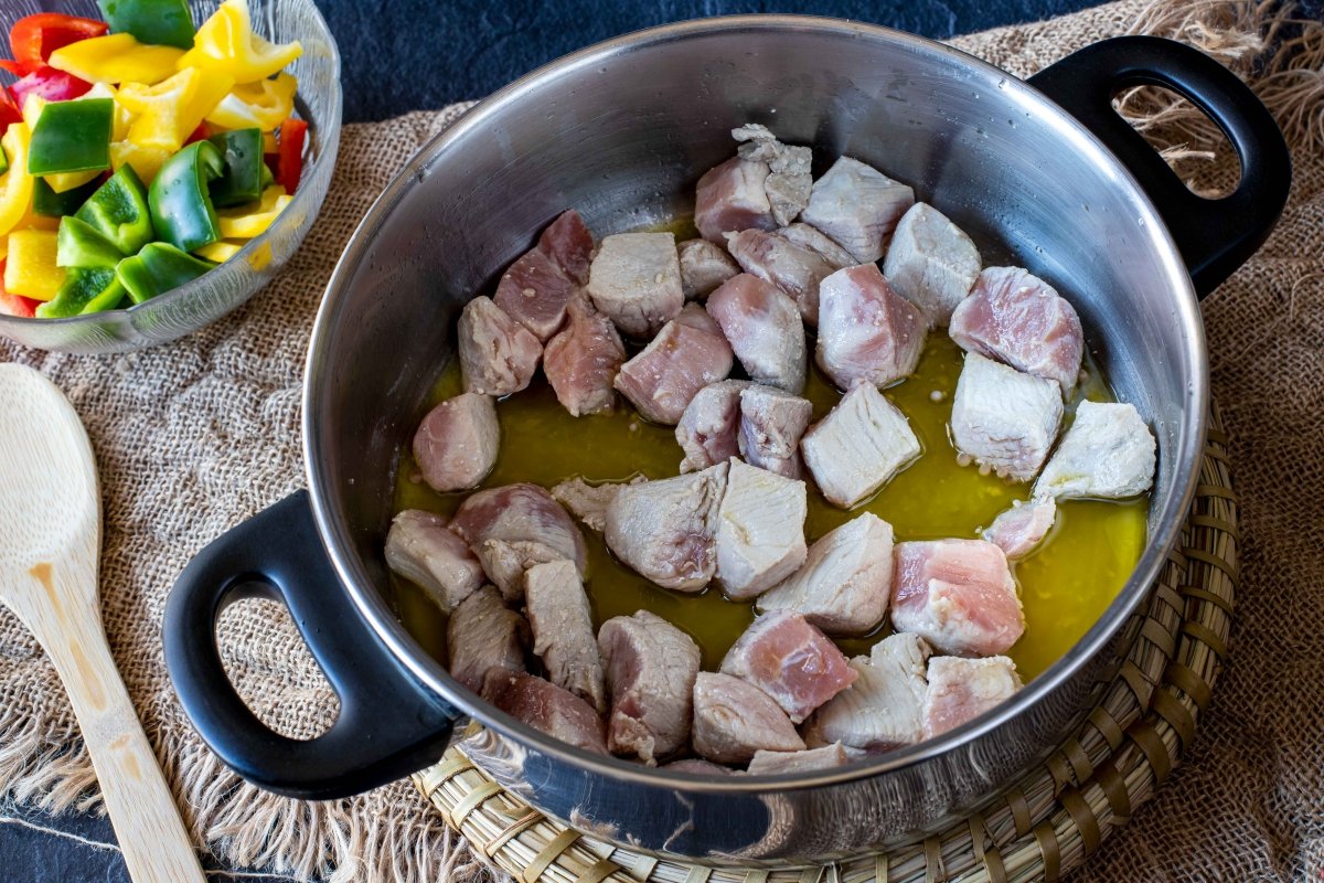 Marcar carne para el estofado de cerdo con patatas