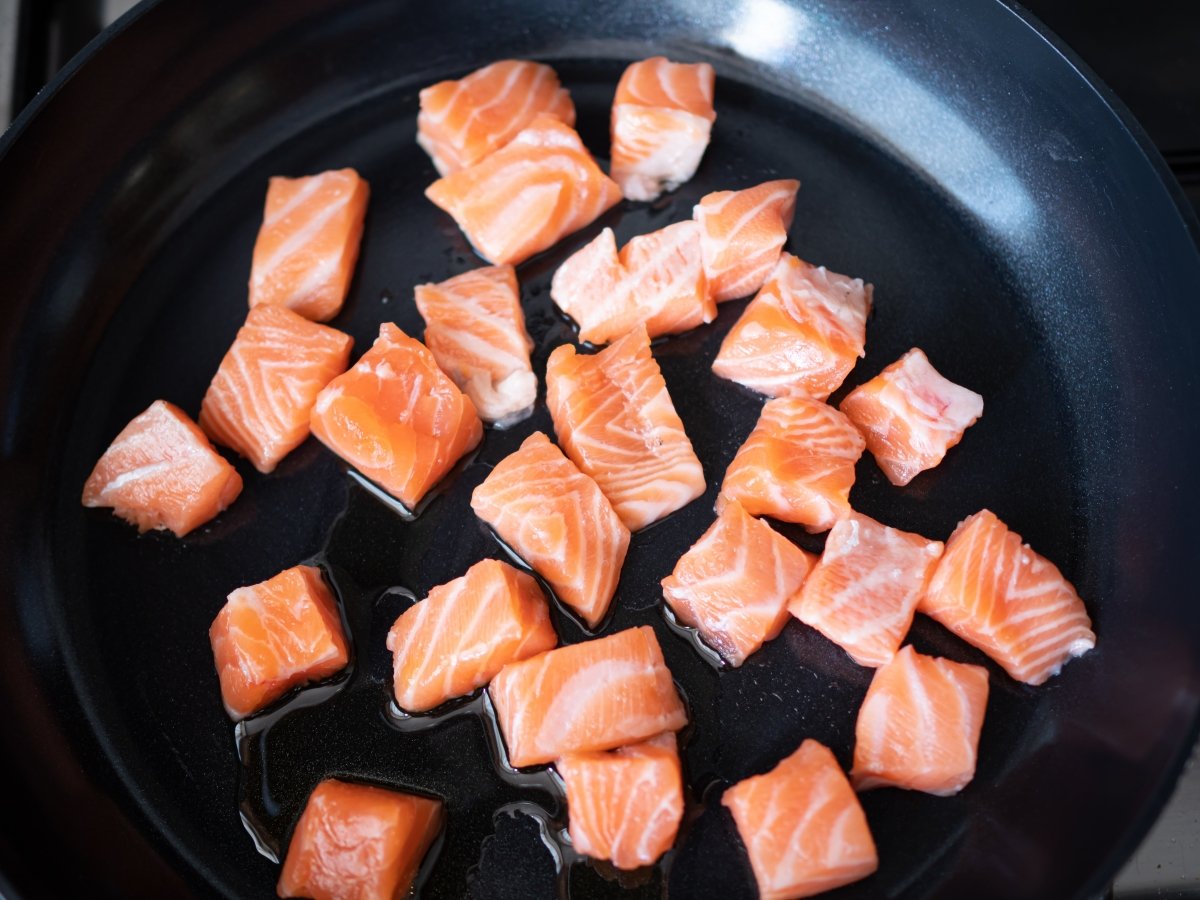 Marcar el salmón para el arroz con salmón
