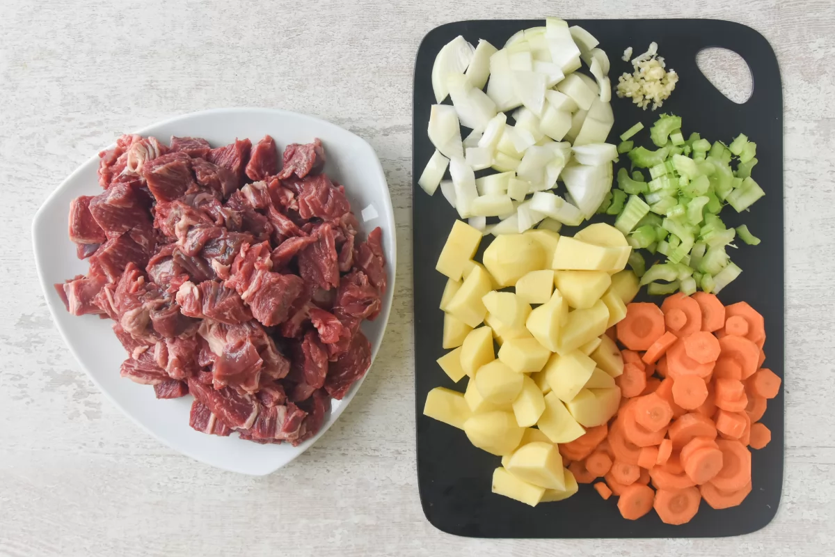 Marcar la carne para hacer la carne de ternera guisada con patatas