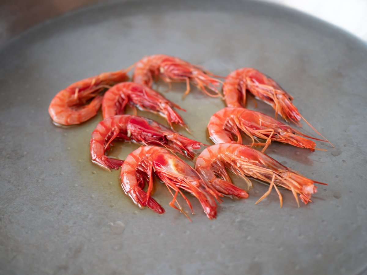 Marcar las gambas en la paellera