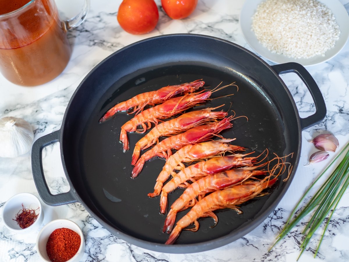 Marcar las gambas para el arroz con sepia y gambas