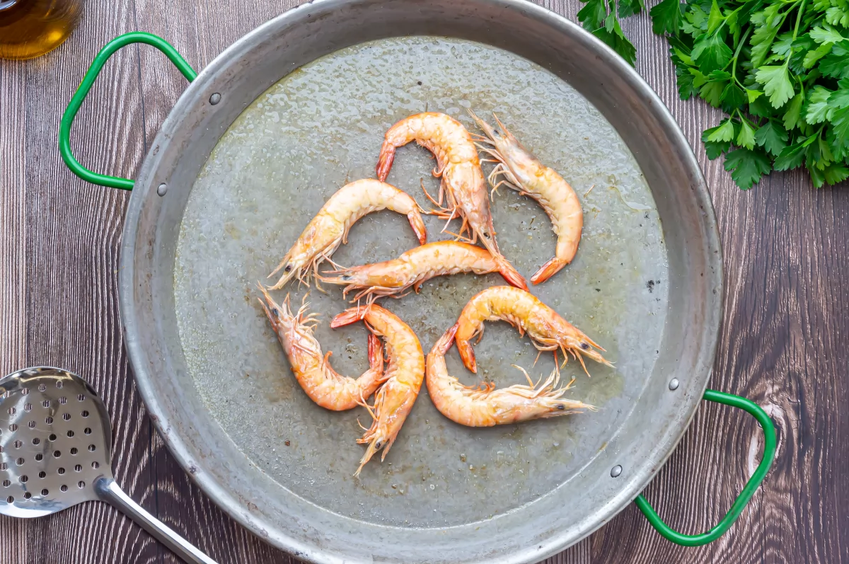 Paella mixta 2 Marcar las gambas *