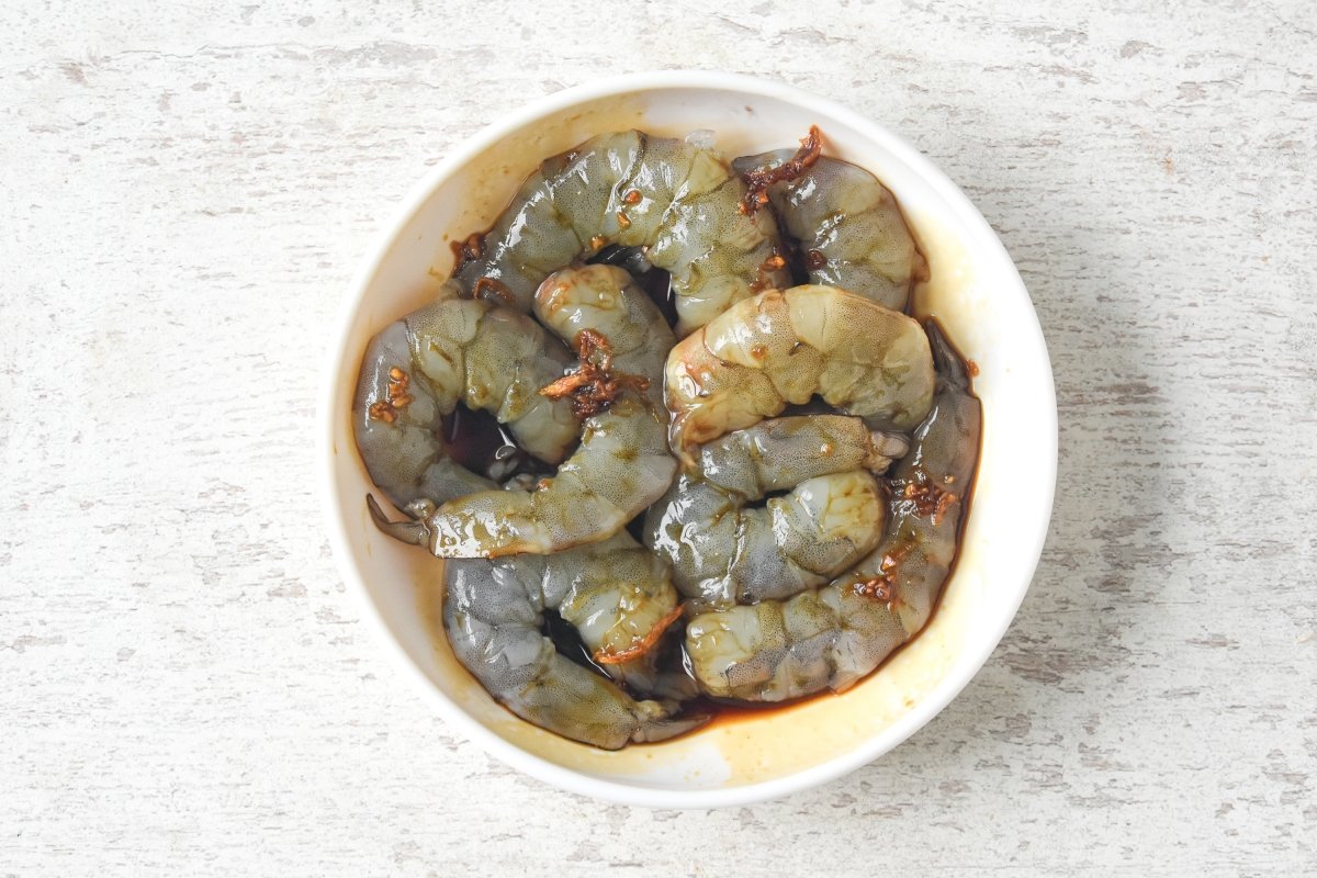 Marinamos las gambas con la salsa de soja