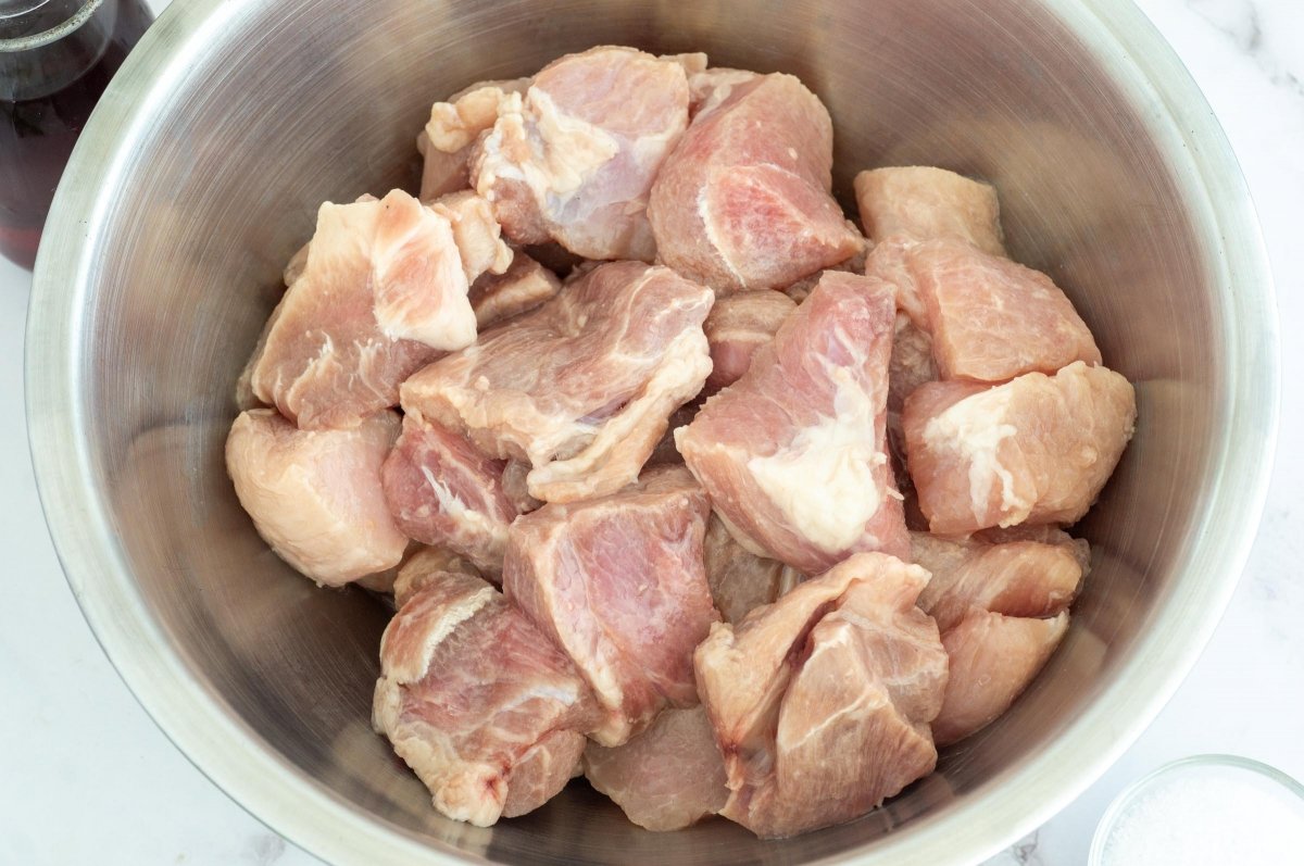 Marinar con vinagre el cerdo para el vindaloo