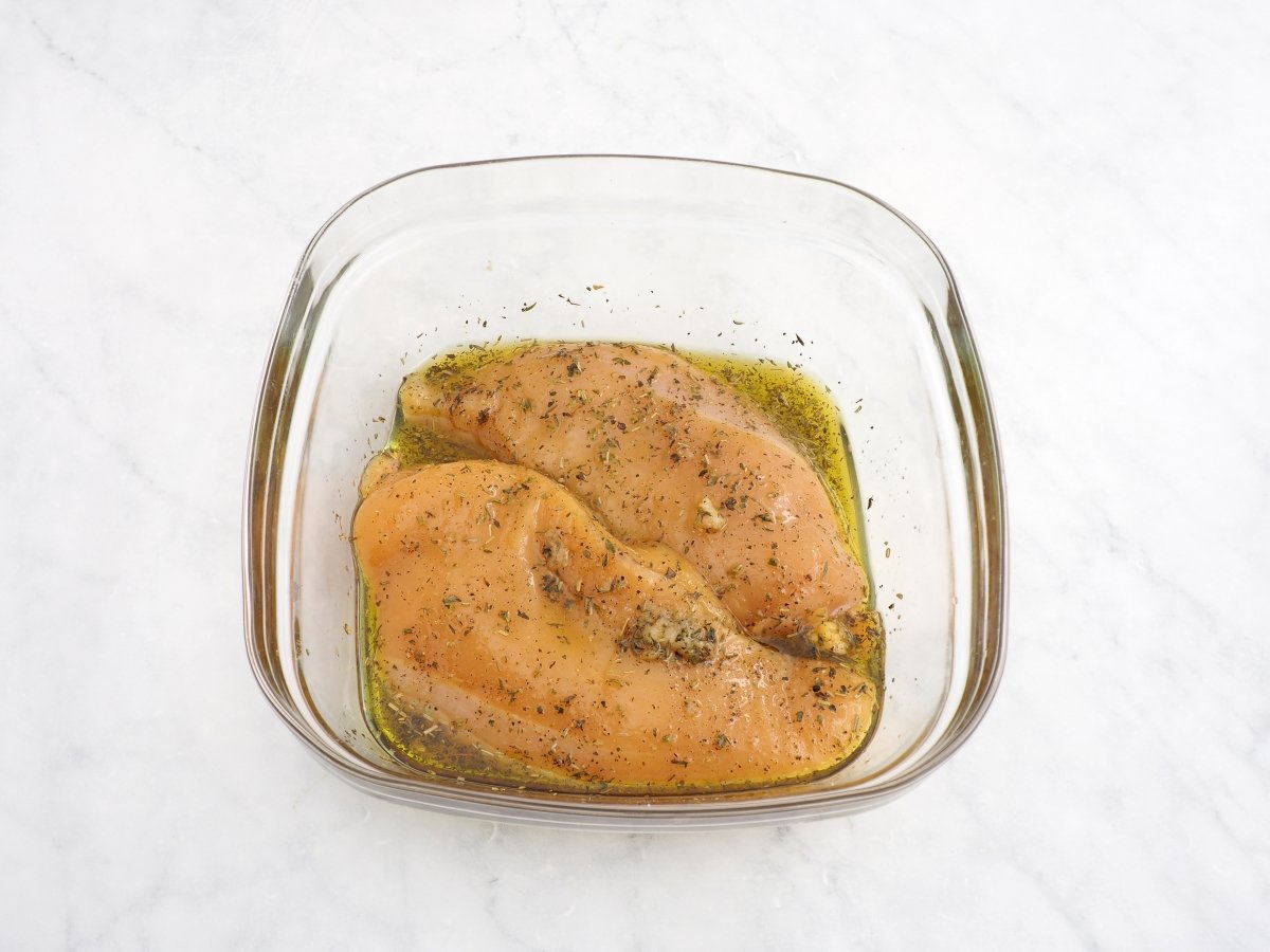 Marinar el pollo con las finas hierbas