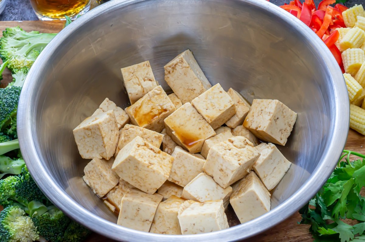 Marinar el tofu para hacerlo con verduras