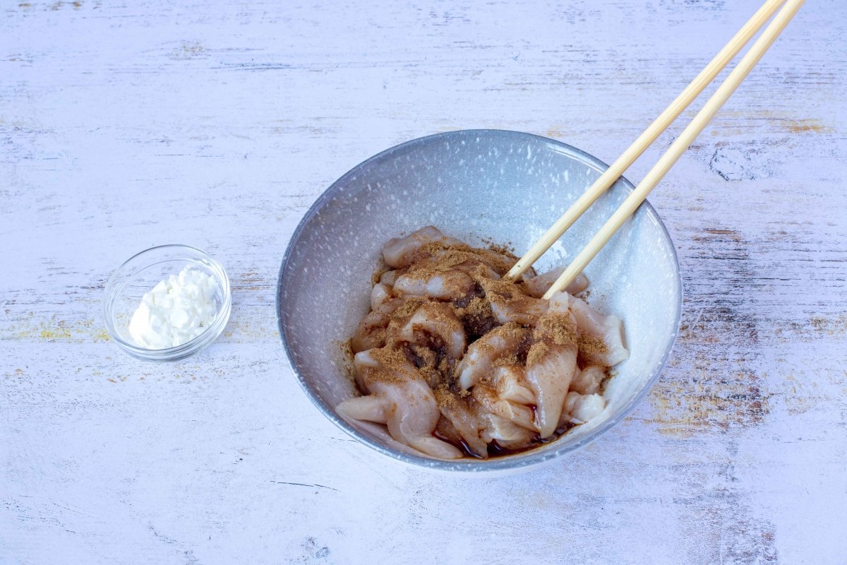 Marinar pollo para hacer los fideos chinos chow mein