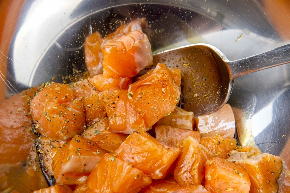 Marinar salmón para la ensalada de salmón y aguacate
