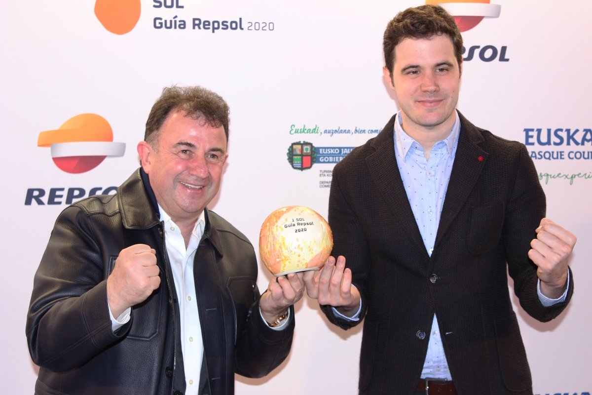 Martín Berasategui y Xabier Goikotxea con el primer Sol Repsol de Oria
