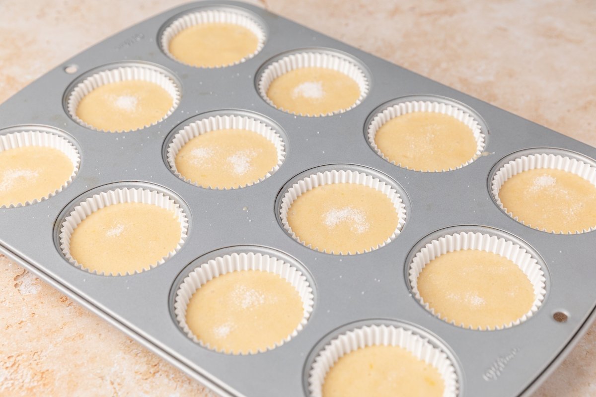 Masa de las magdalenas distribuida en cápsulas de papel